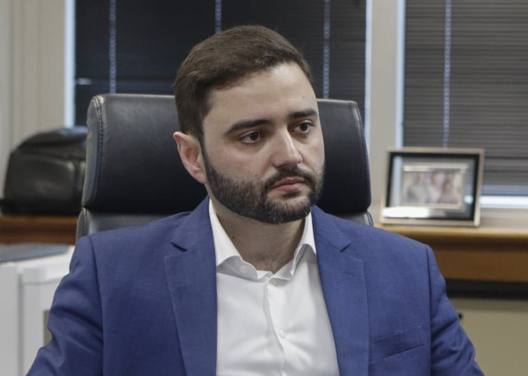 Gabriel Souza antecipa pré-campanha e tenta se firmar como opção, mas enfrenta isolamento político