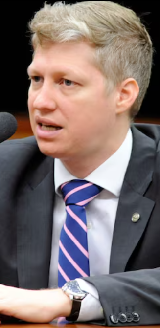 “Vai ficar defendendo vagabundo ou investigando?” Marcel van Hattem explode na CPMI e enquadra Soraya Thronicke em dia de caos na investigação do INSS