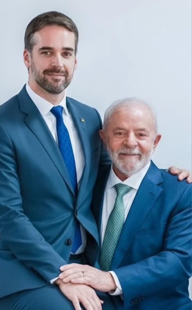 Eduardo Leite posa de centro, mas atua fielmente pela cartilha da esquerda