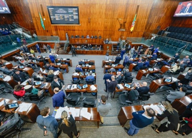 Até 14 deputados podem trocar de partido na Assembleia Legislativa do RS