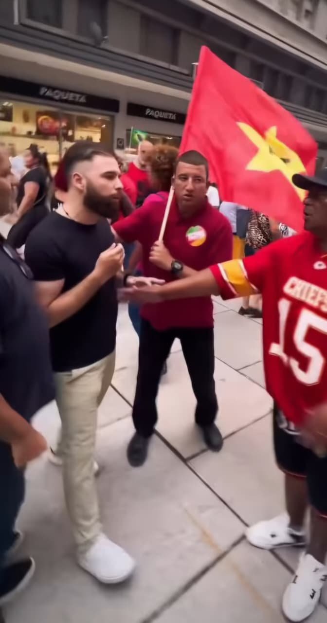 Defensores do ditador recebem vereador com vaias e agressões em Porto Alegre