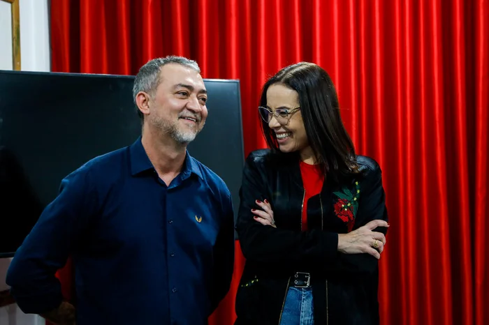 Edegar baixa o tom e Juliana pode assumir o palco da esquerda