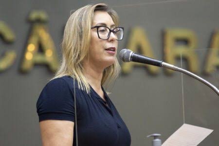 Fernanda Barth acusa desfile pró-Lula de transformar a Sapucaí em comício eleitoral com dinheiro público