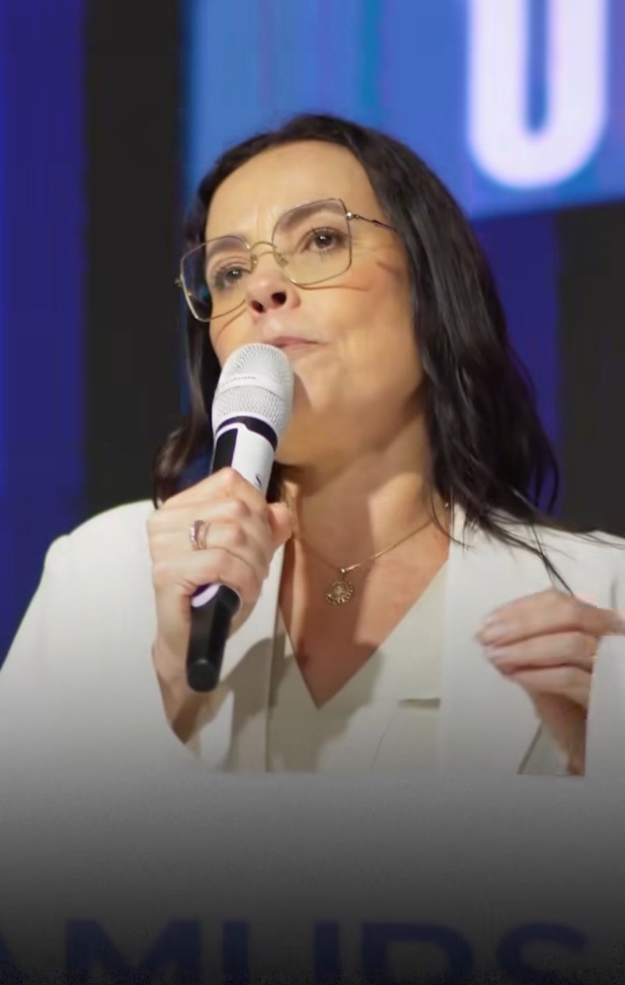 Juliana Brizola defende política voltada às pessoas em debate da Famurs