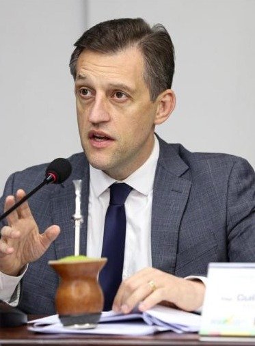 Pasin assume CCJ prometendo destravar mais de mil projetos