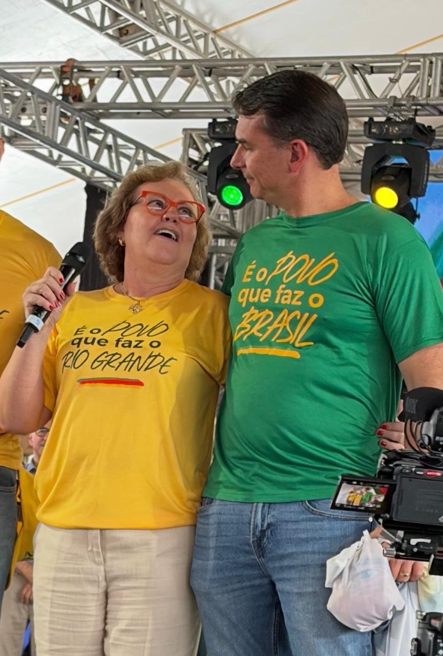 Uma camiseta, uma frase e um sinal político