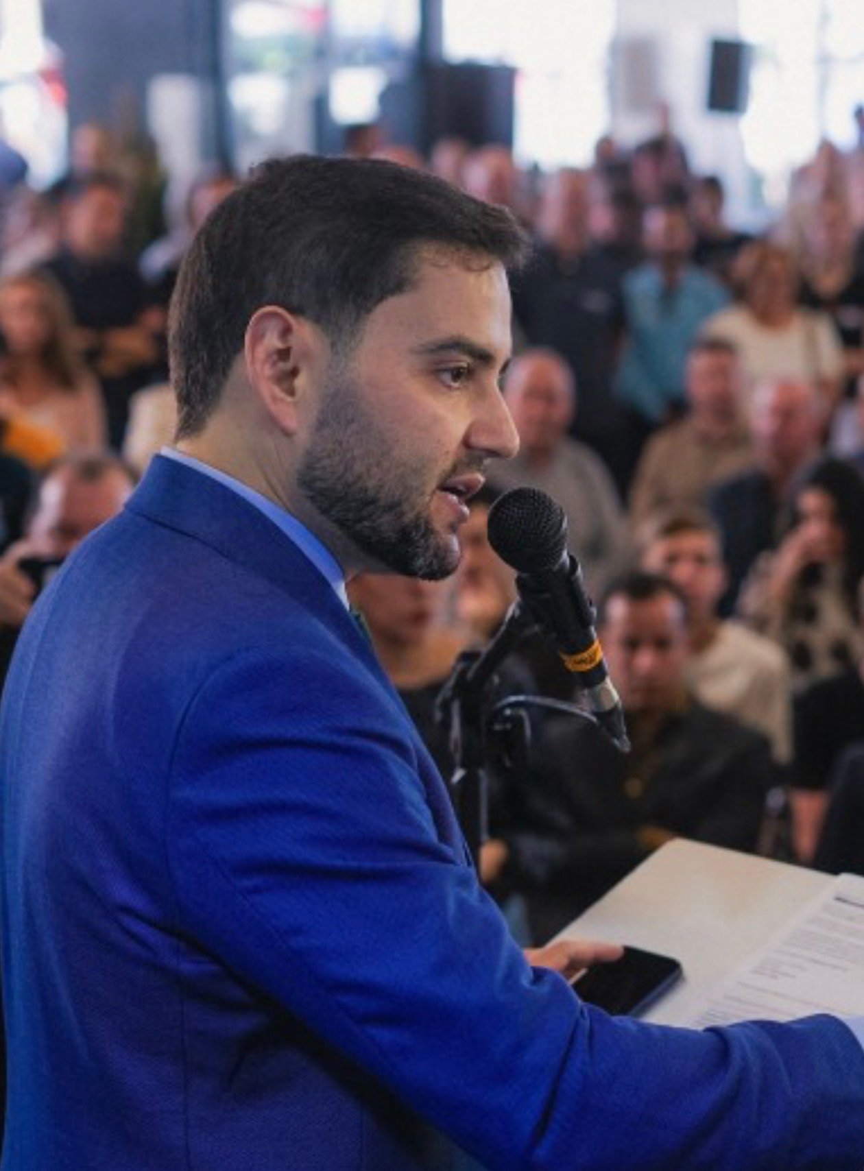 Gabriel Souza arranca aplausos na abertura da Fenasoja