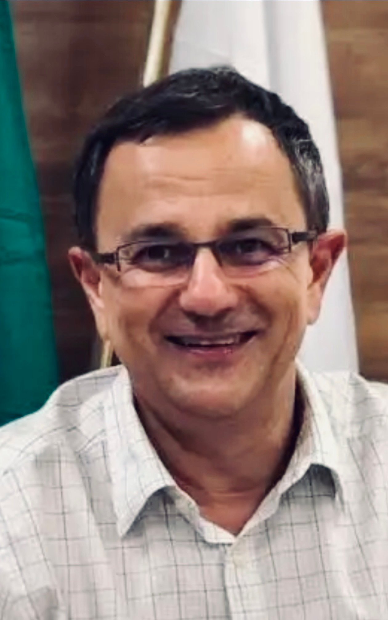 Prefeito ignora o partido para fazer média pessoal