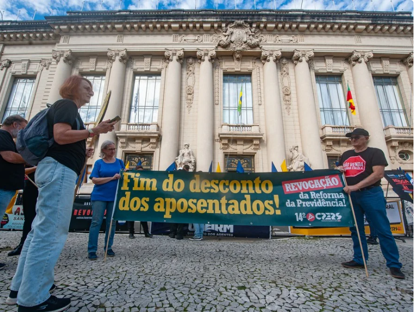 Aposentados protestam contra desconto previdenciário no Piratini