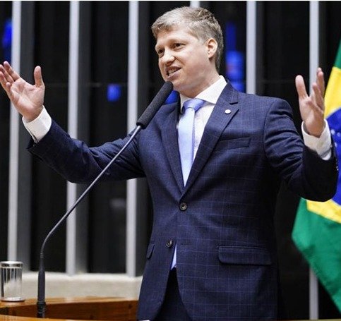 Conselho de Ética aprova suspensão de Marcel van Hattem e amplia perseguição à direita