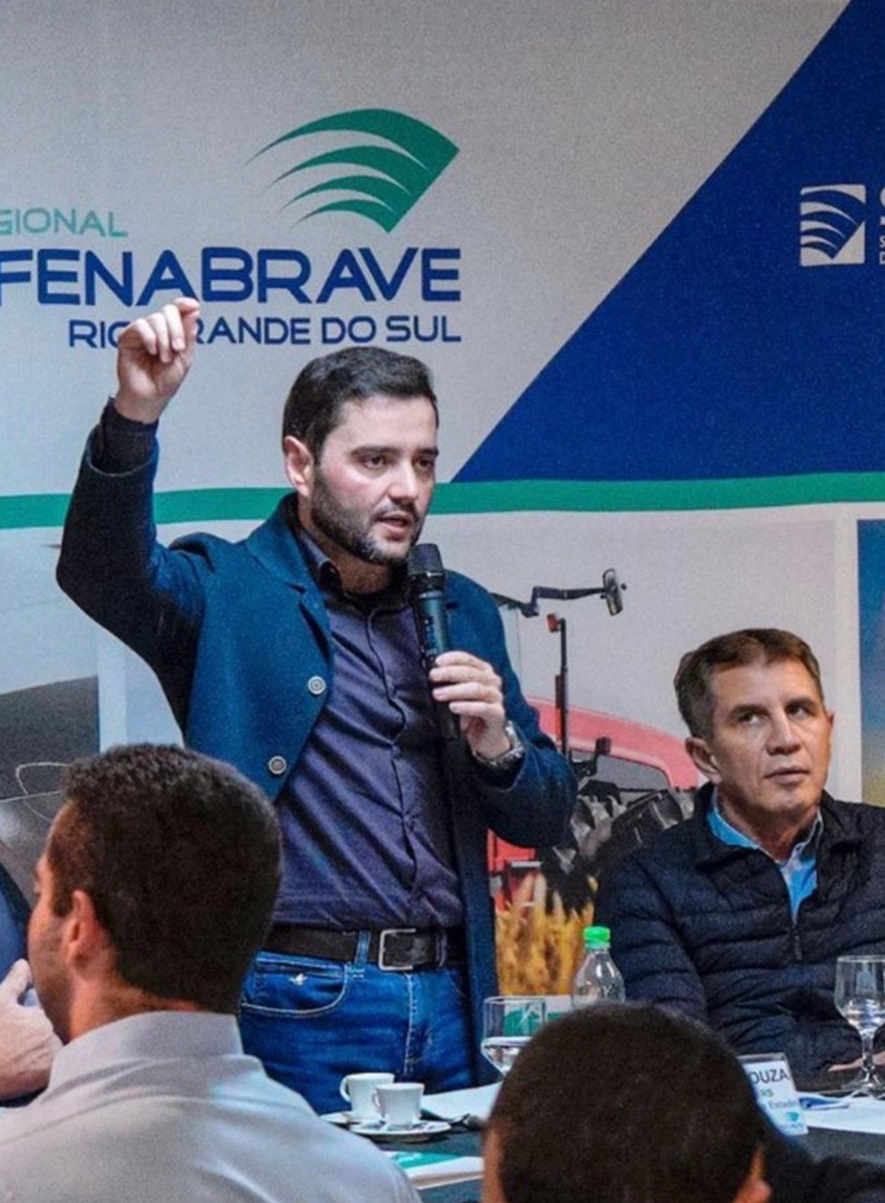 Gabriel larga o tom institucional e posa de valentão eleitoral