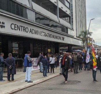 Greve dos municipários causa transtornos no Centro de Porto Alegre e sindicato pressiona prefeitura por reajuste salarial